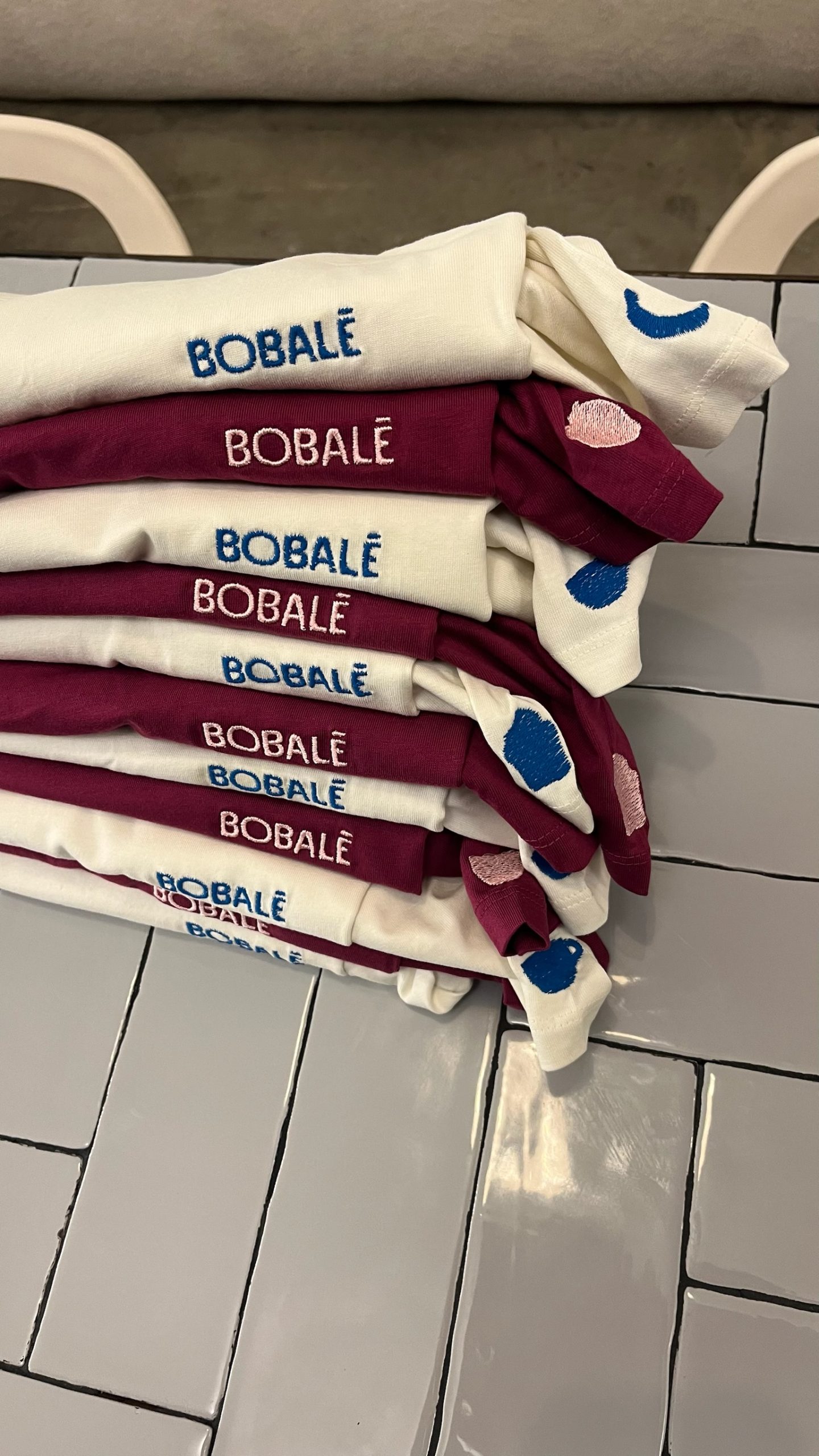 T-shirts Bobalé bordadas em várias cores