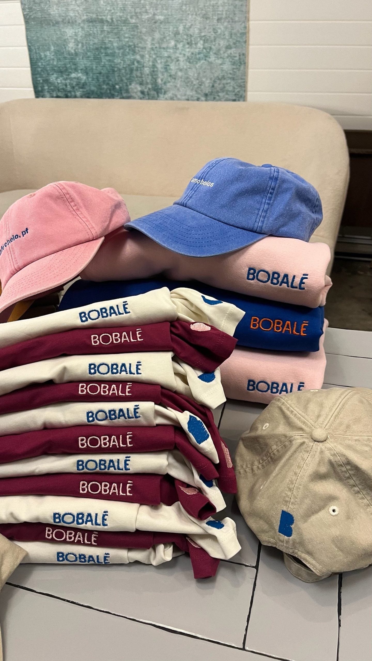 T-shirts e bonés bordados para a Bobalé Bakehouse