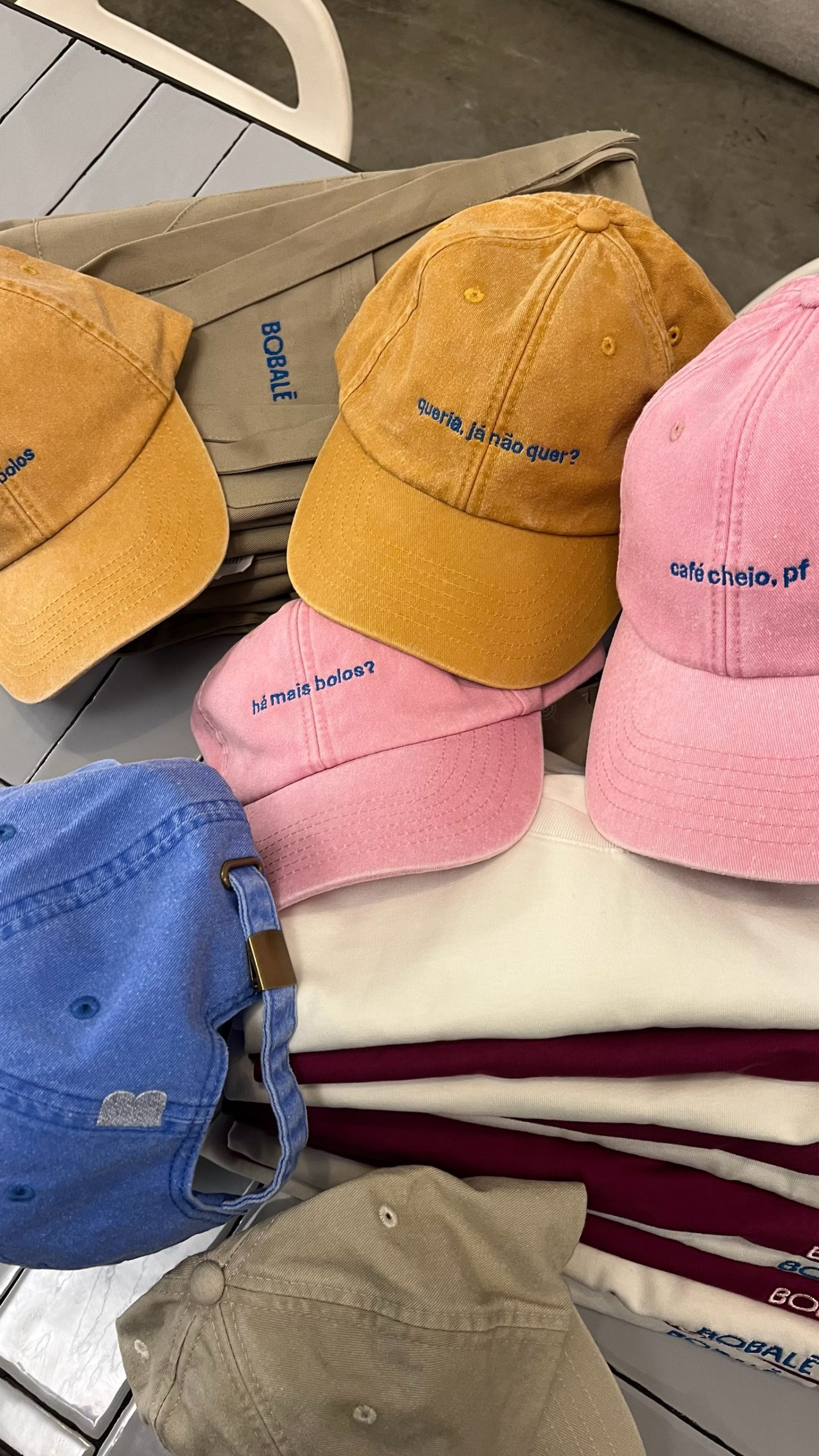 Bonés Bobalé bordados em várias cores