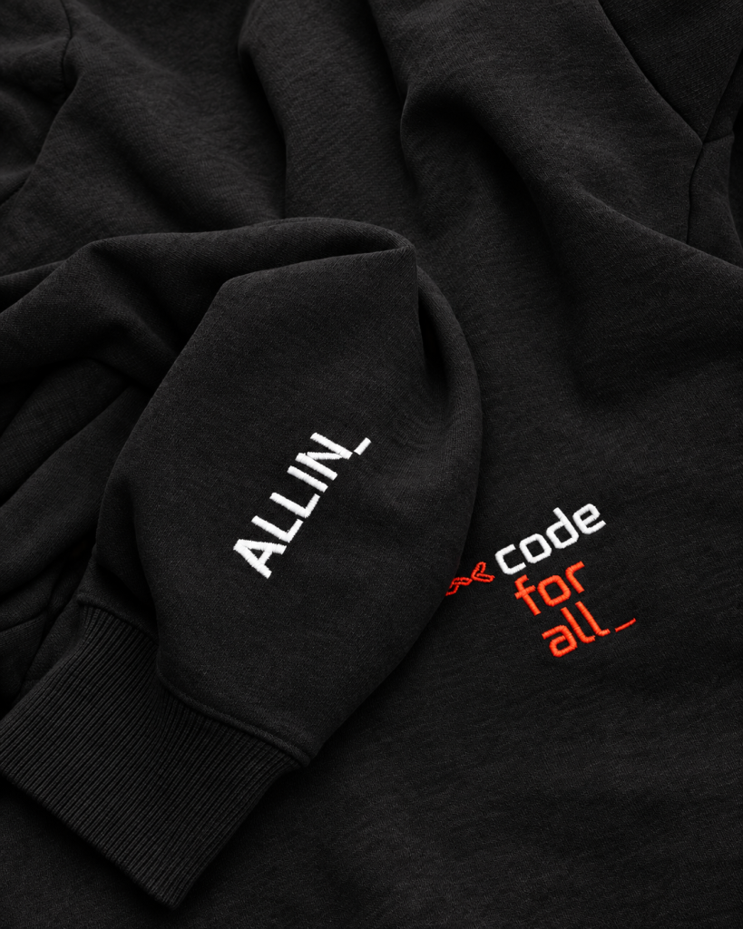 Detalhe de bordado Code for All em branco e laranja
